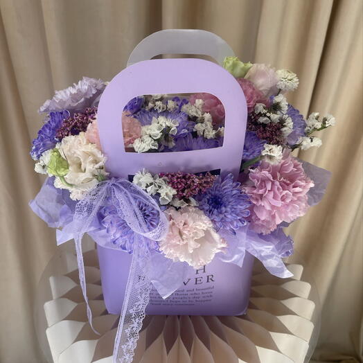 Лавандовая сумочка с хризантемой, статицей, эустомой и диантусами💜