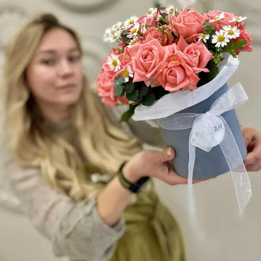 Композиция из розовых кустовых роз 5 шт с матрикарией (ромашка Камилла, танацетум) 3 шт. В шляпной коробке