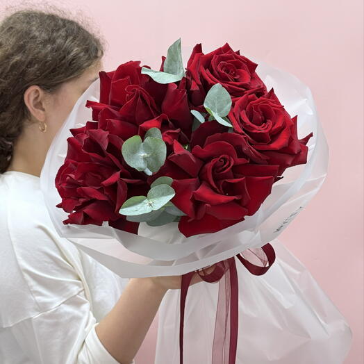 Классический букет из 5 французских красных роз с эвкалипта