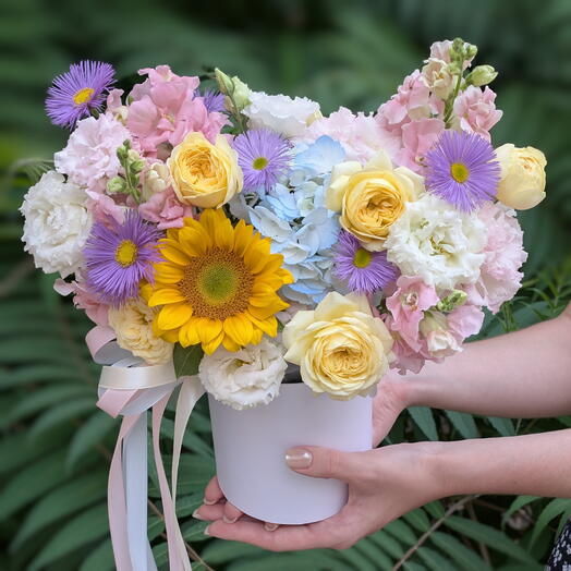🌻Дофаминовая композиция с подсолнухом, розами пионовидными и эустомой в шляпной коробке