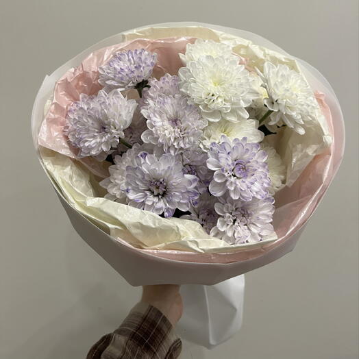 Букет из хризантем в оформлении 🌸