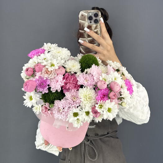 Цветы в коробке🎁 Микс Кустовая Хризантема, кустовая Роза и диантусы