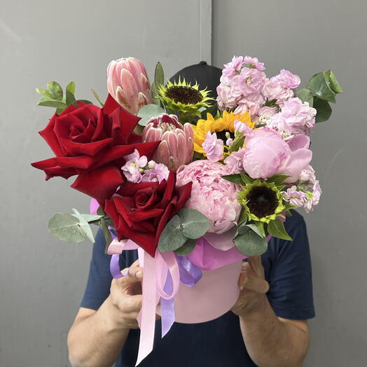 Композиция в шляпной коробке с протеей, пионами Сара Бернар и маттиолой 🌸