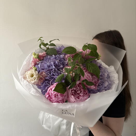 Букет из гортензий, пионов и лизиантуса