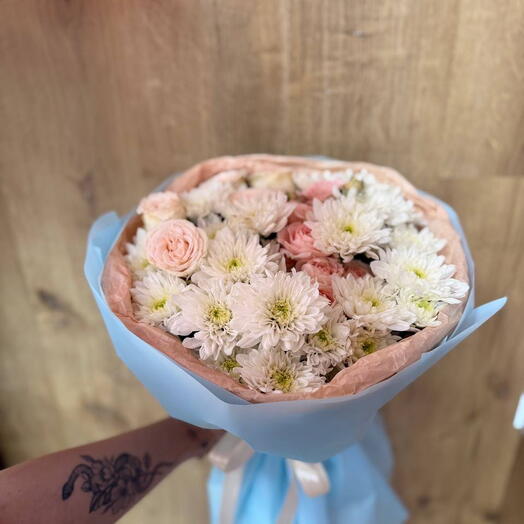 букет из кустовых хризантем и кустовых роз