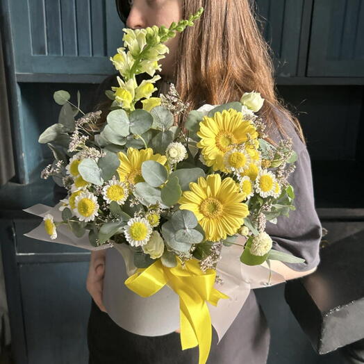 Желтая композиция с герберами