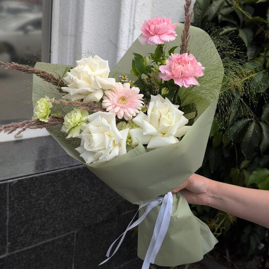 Букет из французских роз, альстромерий, диантусов, герберы, ромашки, паникума