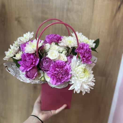 композиция из диантусов и кустовых хризантем