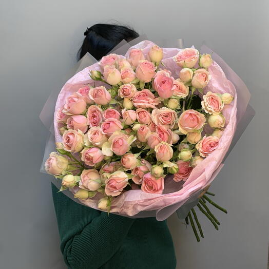 Букет из розовых кустовых роз