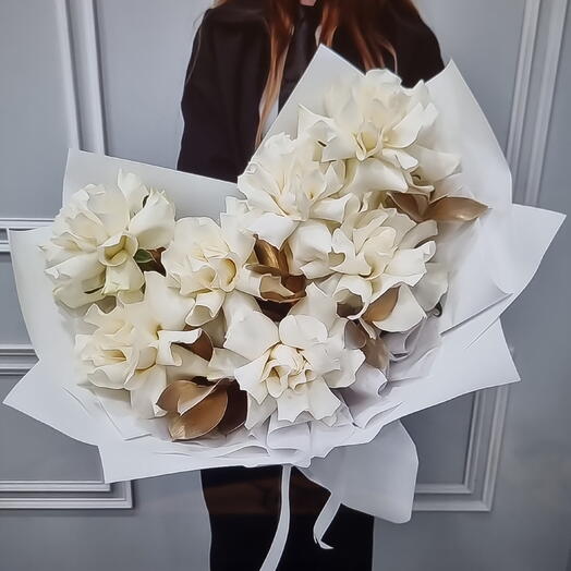 Эффектная белая французская роза в дизайнерской упаковке