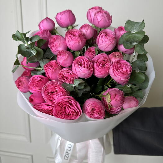 Букет кустовых пионовидных малиновых роз 🌸
