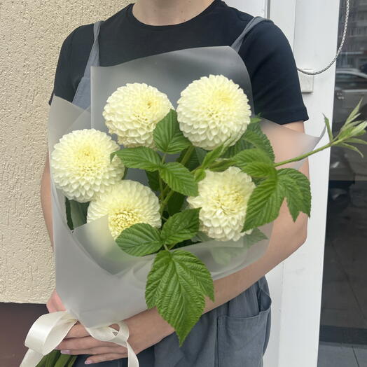 Букет с георгинами