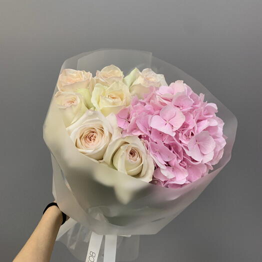 Моно-букет из роз и гортензии в нежной упаковке 🌸