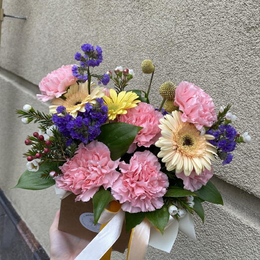 Композиция с герберами , гвоздиками и статицей