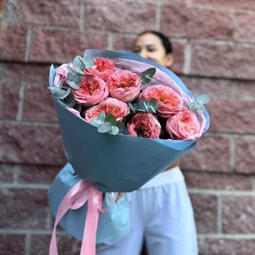 «Мандариновая свежесть: пионовидные розы с эвкалиптом»🌸