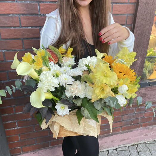 Композиция с подсолнухами и каллами