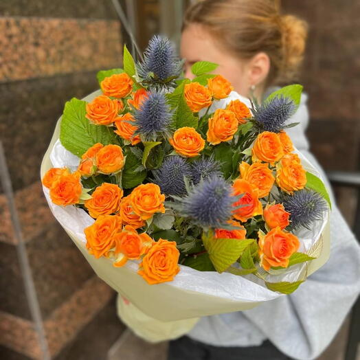 Букет из рыжих роз с эрингиумом