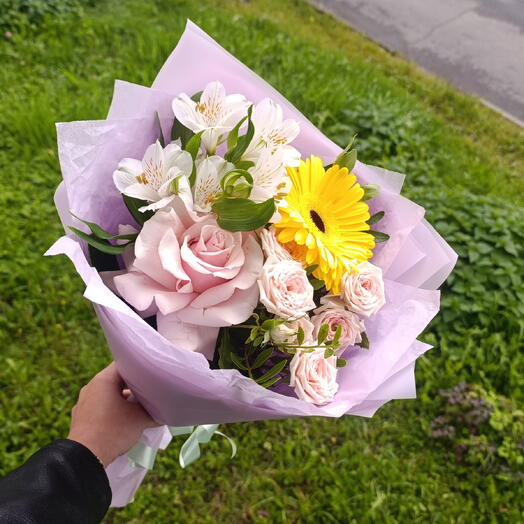 Букет с герберой,розами и альстромерией