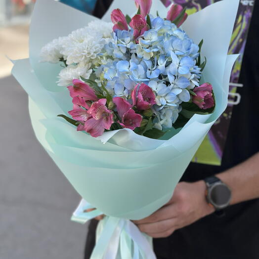 «Весенние грезы💙»Букет выполнен из гортензии, кустовой хризантемы и альстромерии