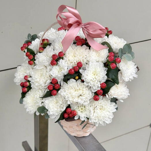 Корзинка с красным гиперикумом