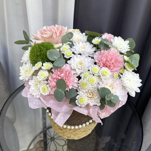 Композиция в лукошке с французской розой, хризантемой, диаотусами гвоздиками