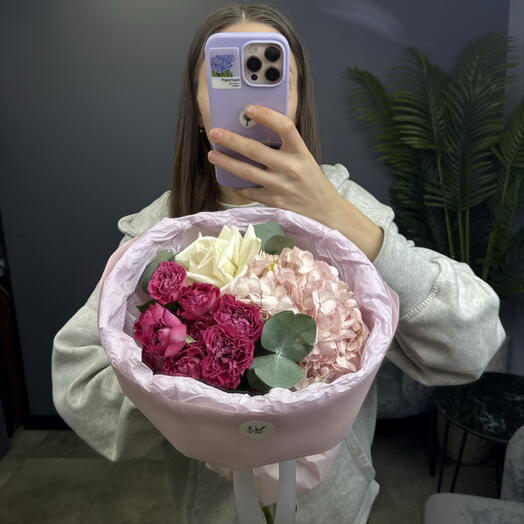 Авторский букет с розовой гортензией, акцентными кустовыми розами, французский розой Плайя Бланка и эвкалипта