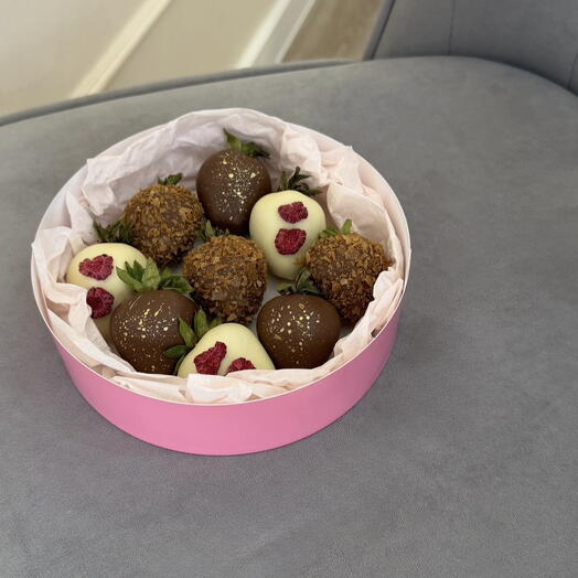 Клубника в шоколаде в круглой коробке