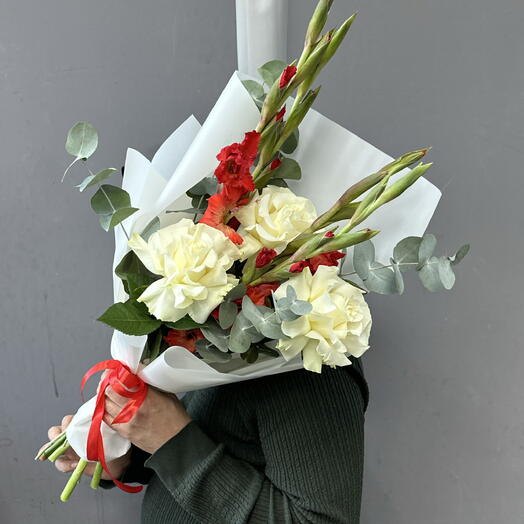 Гладиолусы с французскими розами 🤍🌹