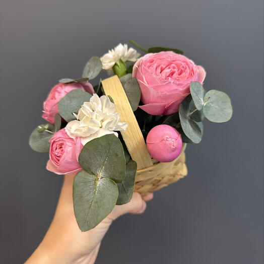 Плетеная корзинка с кустовыми розами 💗 Сильва Пинк