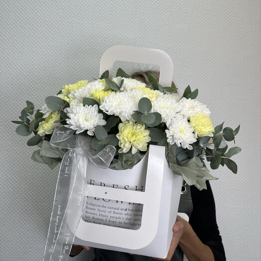 Нежная композиция из белых и лимонных хризантем 💛
