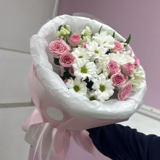 Букет из ромашковых хризантем и кустовыми розами