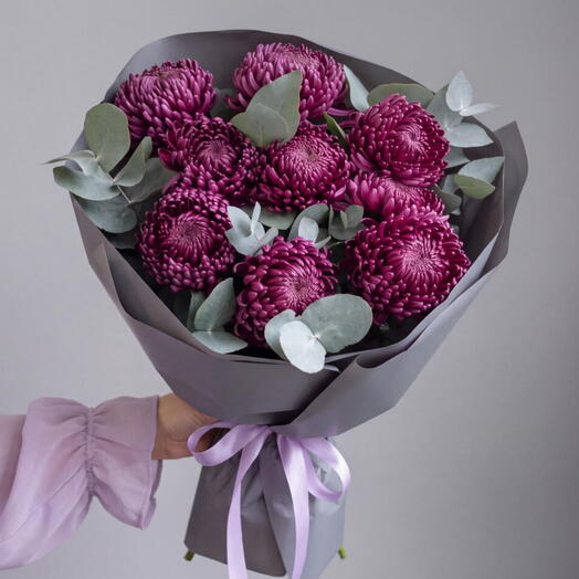 Букет со сливовыми хризантемами (9 шт.) сорта «Бигуди» с эвкалиптом от XOFLOWERS