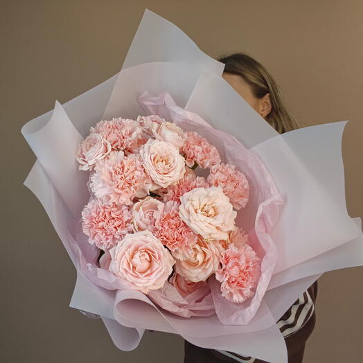Кустовая роза с диантусом 🌸
Дуо