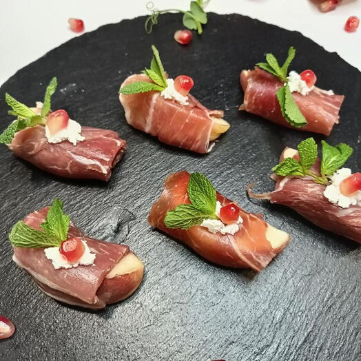 Канапе с пармской ветчиной и грушей