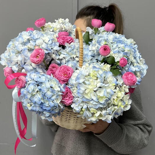 Голубая пышная гортензия и кустовые пионовидные розы Жизель 🌺