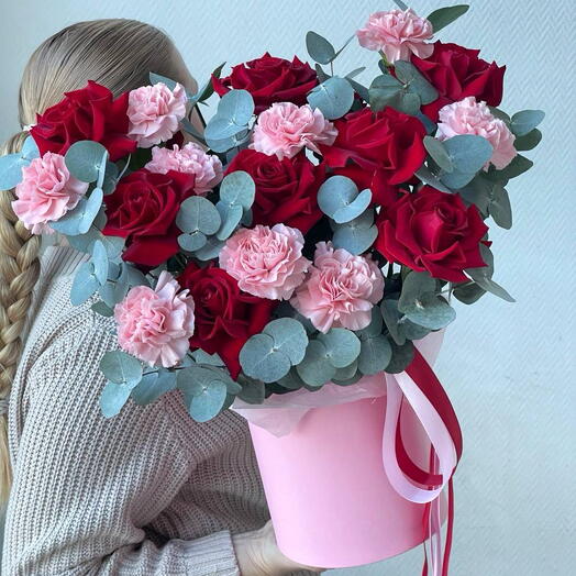 Композиция из ажурных гвоздик и бордовых роз с эвкалиптом