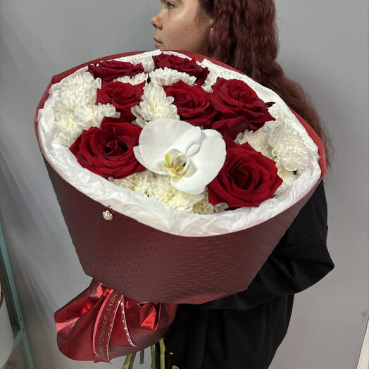 Букет красных роз с орхидеей