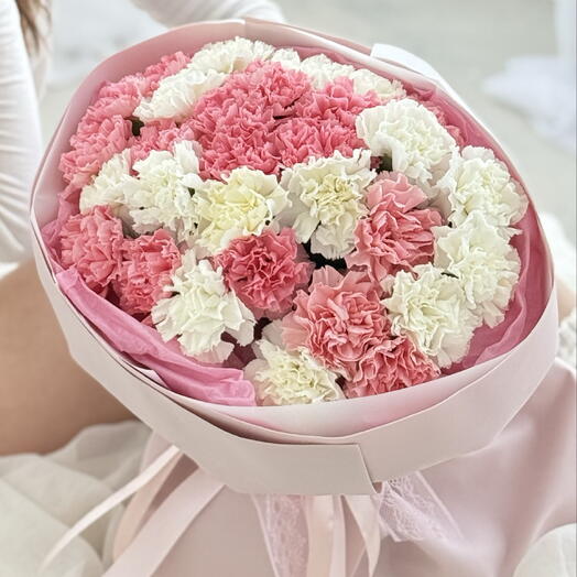 29 нежнейших гвоздик в авторской упаковке 💗