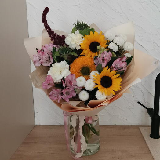Стойкий осенний букет с гелиантусом, амарантом, альстромерией и хризантемой