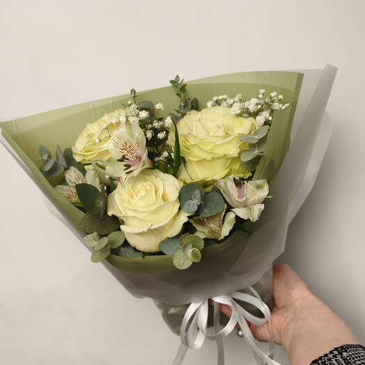 Композиция из белых роз, альстромерии, гипсофилы, эвкалипта