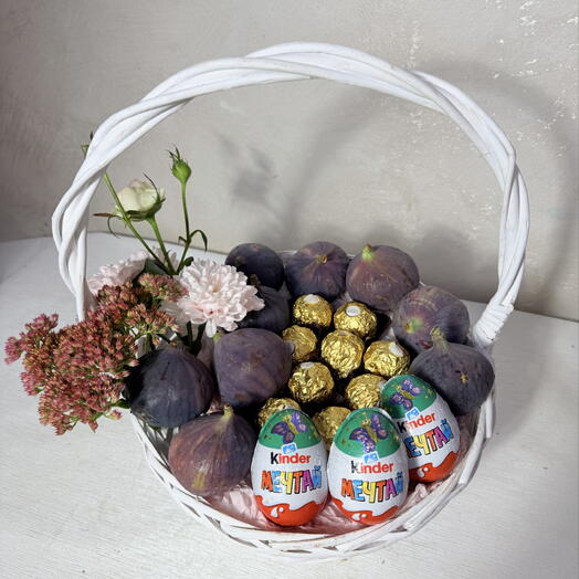 Корзина с инжиром,Ферреро и киндерами