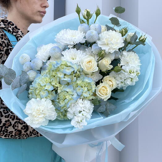 Букет с голубой гортензией, маттиолой и кустовой розой 💙