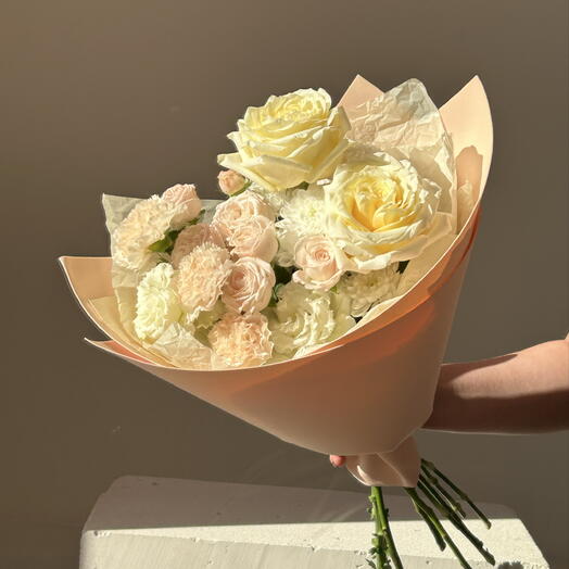 Нежный букет с одноголовыми и кустовыми пионовидными розами