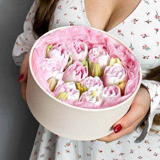 Шляпная коробка с зефиром в виде цветов со вкусом персика 10 шт