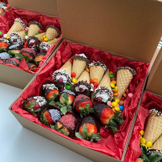 Клубника и рожок 🍦