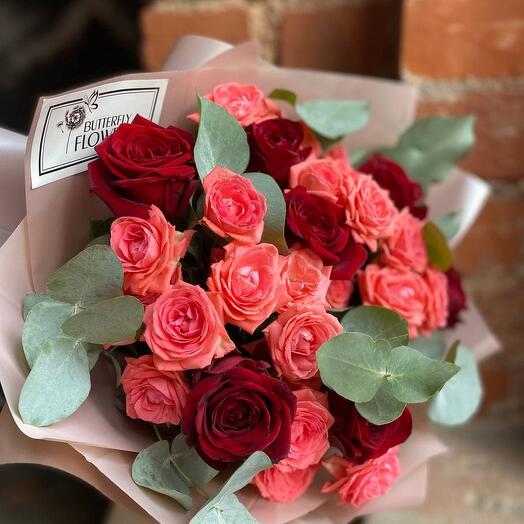 Un ramo de rosas arbustivas y de una sola cabeza en la gama rojo-rosa"Anna Karenina"