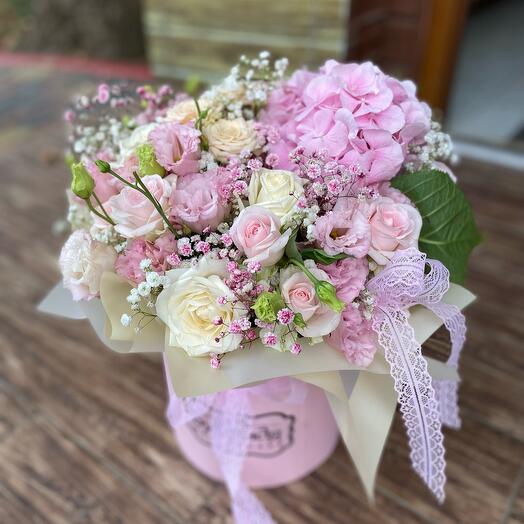 Hatbox with hydrangea and roses