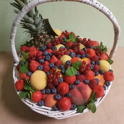 Корзина из фруктов и ягод