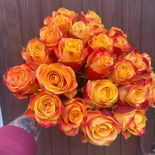 Un ramo de 25 rosas rojas y amarillas