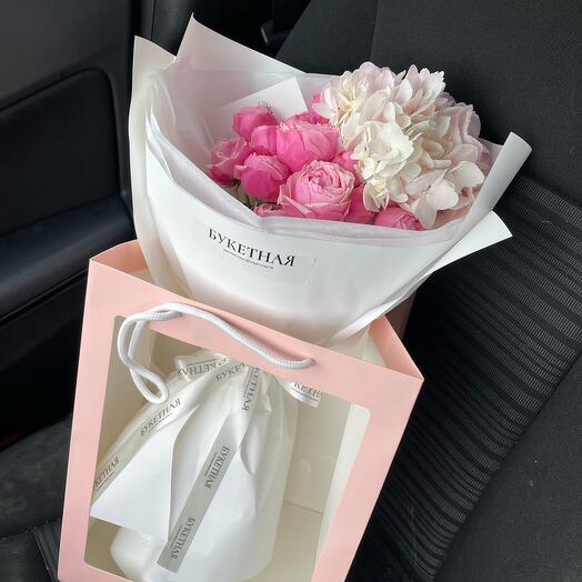 Ramo de rosas y hortensias